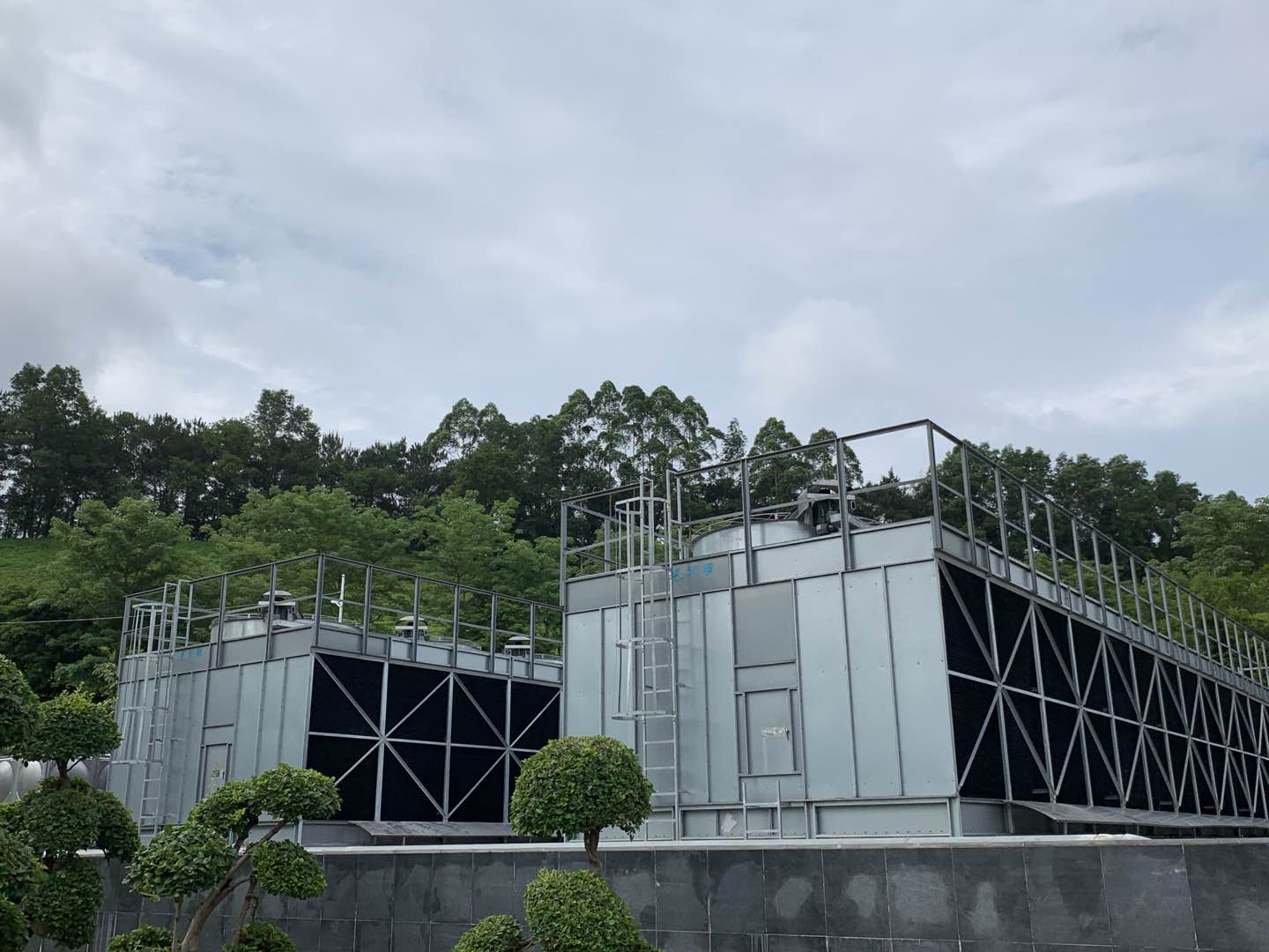 玻璃鋼工業(yè)冷卻塔如何處理廢熱？